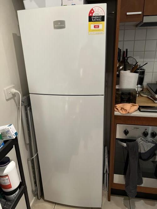 Second-hand Kelvinator 275L Top Mount Fridge - Photo 1)