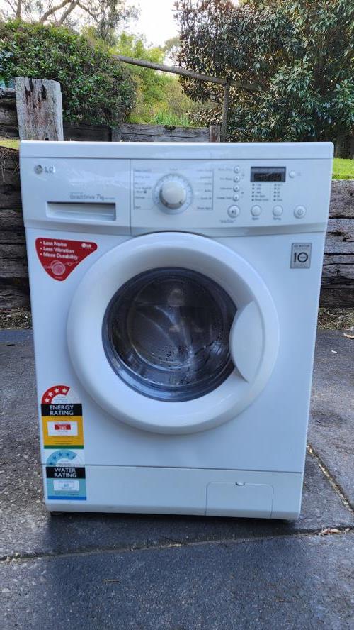 Second-hand LG 7kg Front Load Washing Machine - Photo 1)