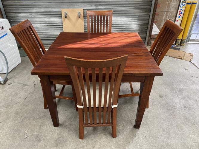 Second-hand Dining Table with 4 Chairs - Photo 1)