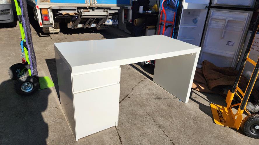 Second-hand IKEA Malm Desk