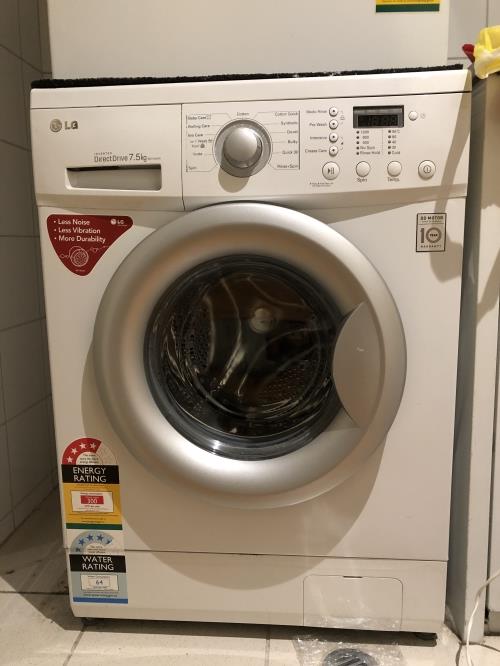 Second-hand LG 7.5kg Front Load Washing Machine - Photo 1)