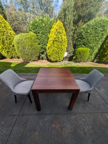 Second-hand Dining Table with 2 Chairs - Photo 1)