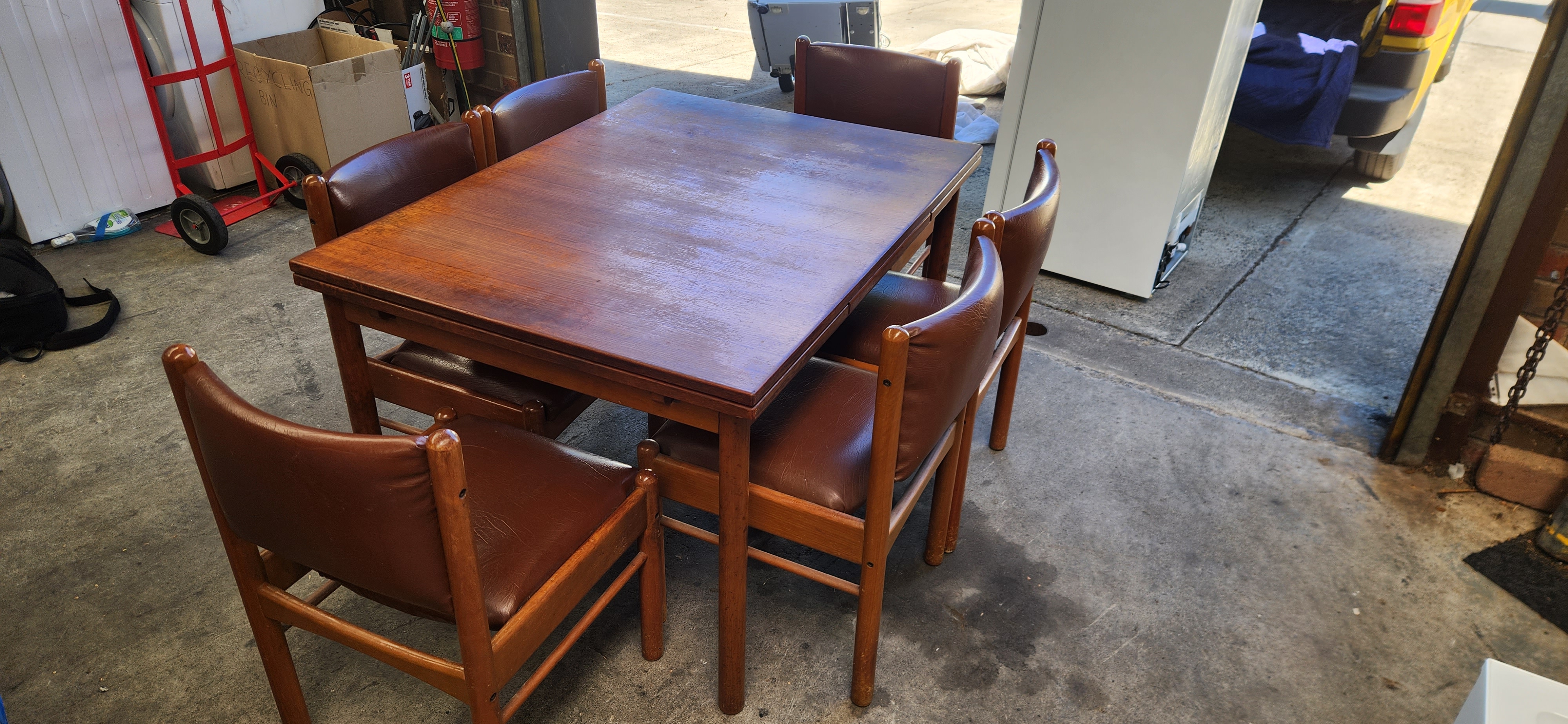 Second-hand Expandable Dining Table with 6 Chairs