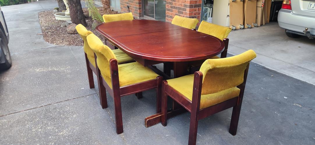 Second-hand Extendable Dining Table with 6 Chairs