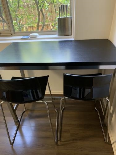 Second-hand Bar Table with 2 Stools