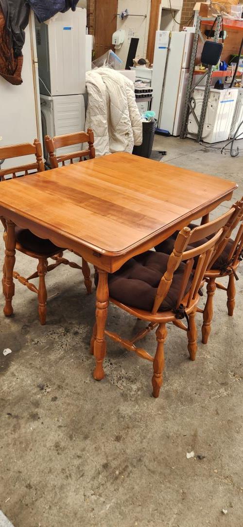 Second-hand Extendable Dining Table with 4 Chairs
