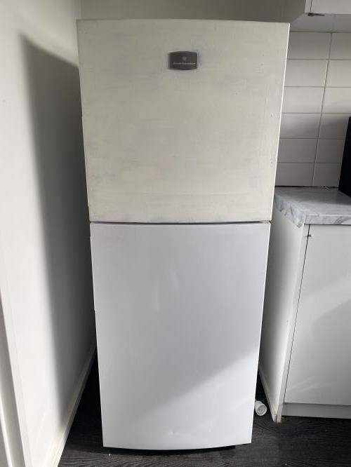 Second-hand Kelvinator 231L Top Mount Fridge