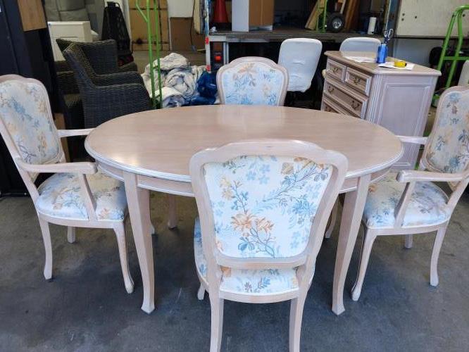 Second-hand Extendable Dining Table with 4 Chairs