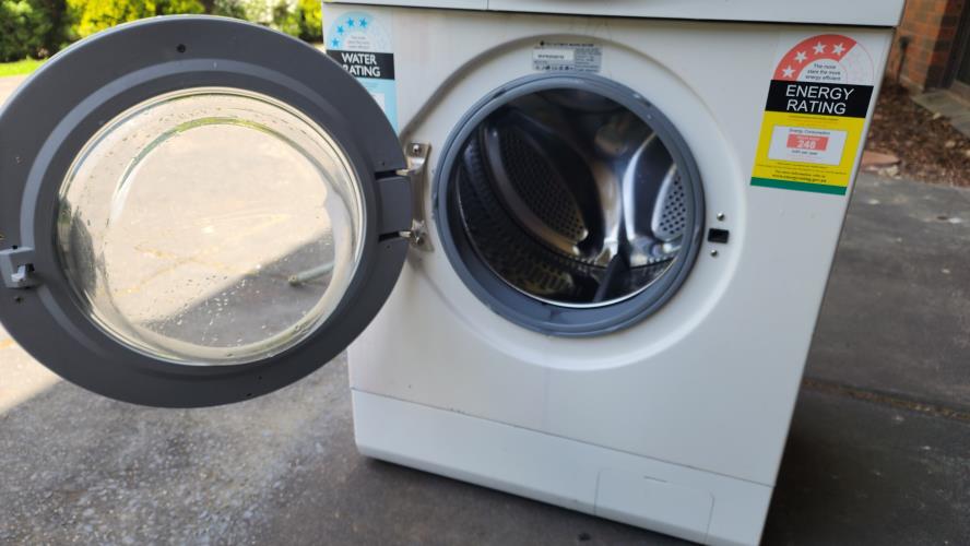 Second-hand LG 7kg Front Load Washing Machine - Photo 2)