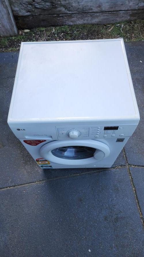 Second-hand LG 7kg Front Load Washing Machine - Photo 2)