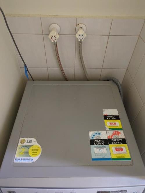 Second-hand LG 9kg / 5kg Washer-Dryer Combo - Photo 2)