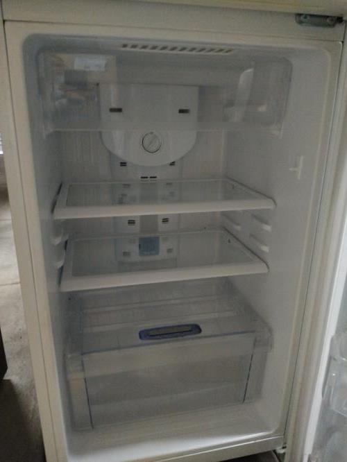 Second-hand Samsung 216L Top Mount Fridge - Photo 2)