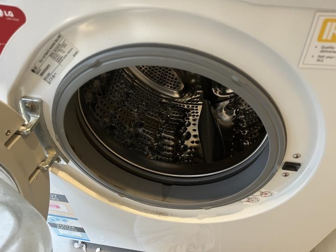 Second-hand LG 7kg Front Load Washing Machine - Photo 2)