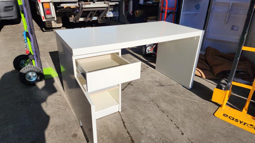 Second-hand IKEA Malm Desk - Photo 2)