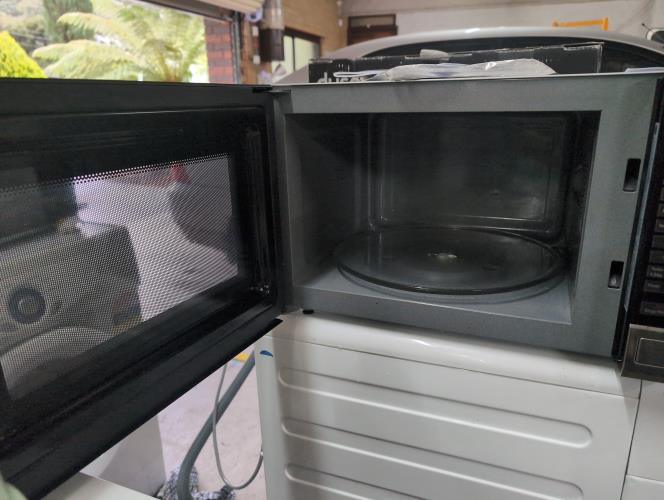 Second-hand Panasonic Microwave - Photo 2)