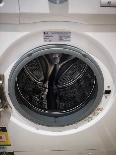 Second-hand LG 7kg Front Load Washing Machine - Photo 2)