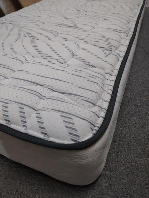 Second-hand Single Mattress - Photo 2)