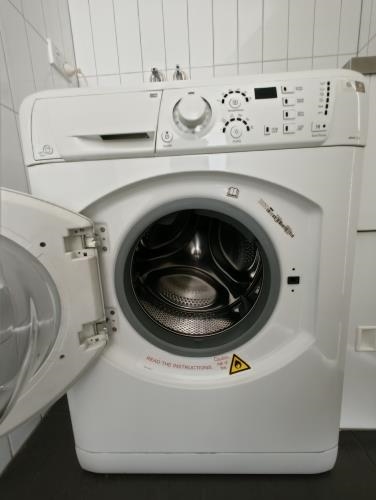 Second-hand Ariston 7.5kg / 4.5kg Washer-Dryer Combo - Photo 2)