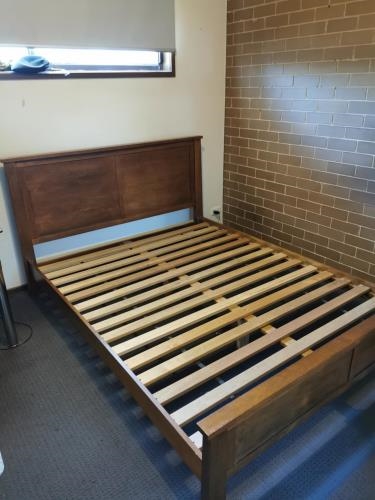 Second-hand Queen Size Bed Frame - Photo 2)