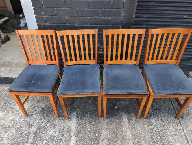 Second-hand Dining Table with 4 Chairs - Photo 2)