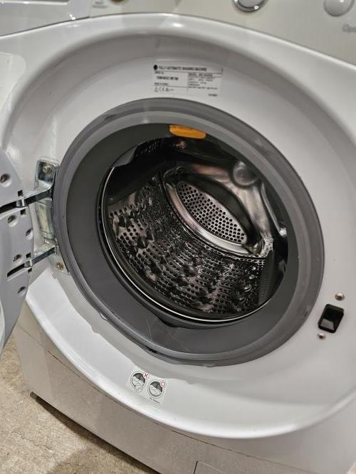 Second-hand LG 8.5kg Front Load Washing Machine - Photo 2)