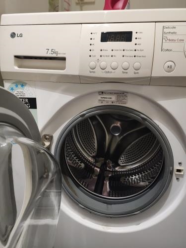 Second-hand LG 7.5kg Front Load Washing Machine - Photo 2)