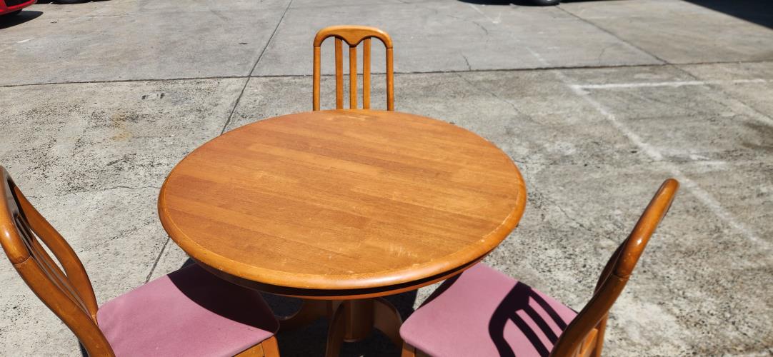 Second-hand Dining Table with 3 Chairs - Photo 2)