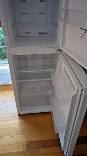 Second-hand Kelvinator 231L Top Mount Fridge - Photo 2)