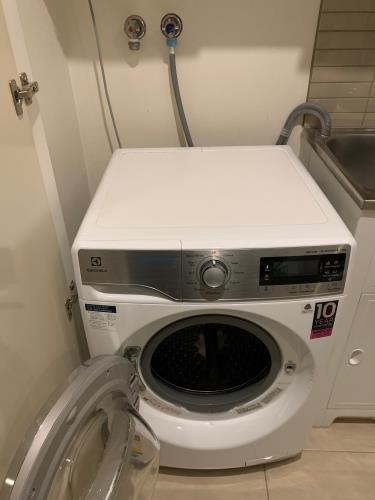 Second-hand Electrolux 9kg Front Load Washing Machine - Photo 2)