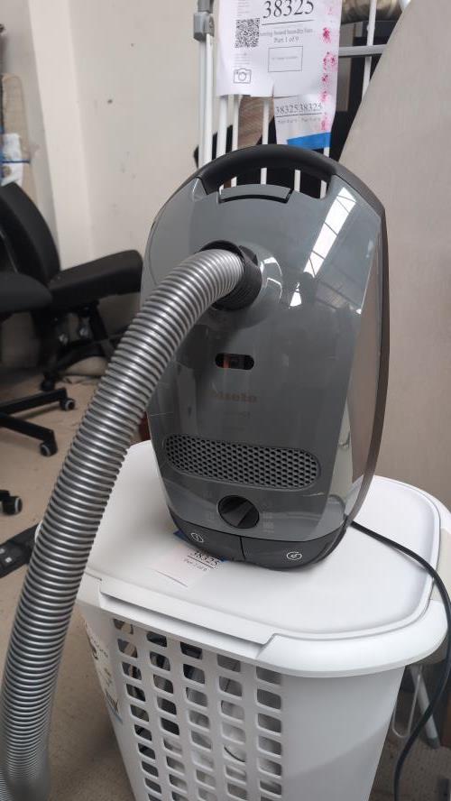Second-hand Miele Bagged Vacuum Cleaner - Photo 2)