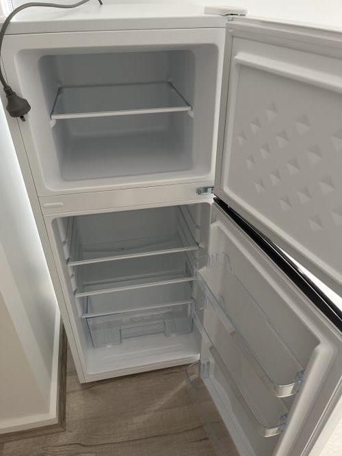 Second-hand Chiq 118L Top Mount Fridge - Photo 2)