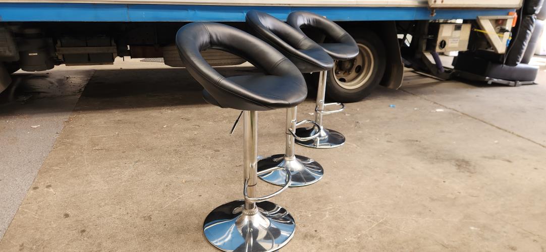 Second-hand Set of 3 Bar Stools - Photo 2)
