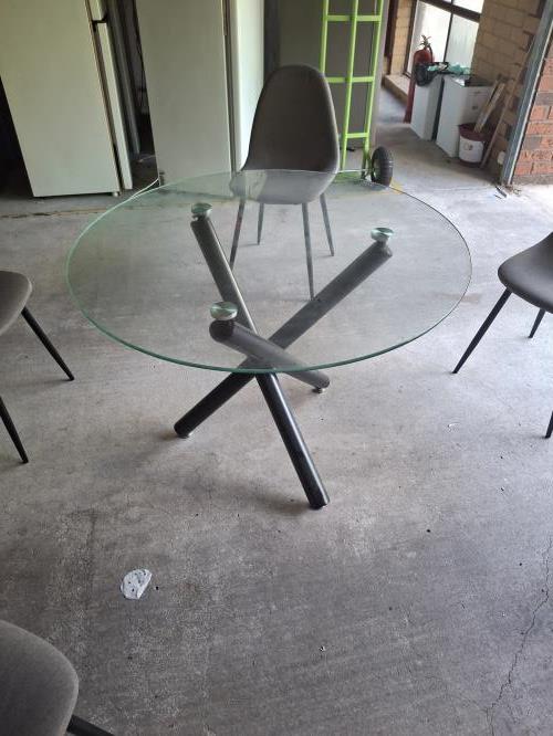 Second-hand Dining Table with 4 Chairs - Photo 2)