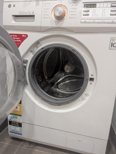 Second-hand LG 7kg Front Load Washing Machine - Photo 2)