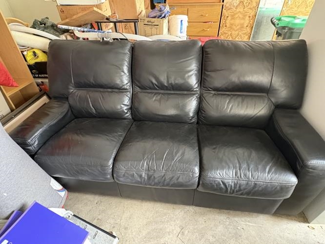 Second-hand Three Seater Couch - Photo 2)