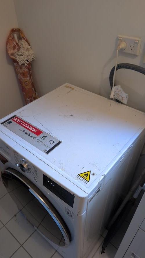 Second-hand LG 9kg / 5kg Washer-Dryer Combo - Photo 2)