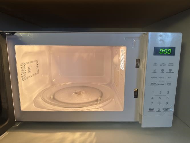 Second-hand Brilliant Basics Microwave - Photo 2)