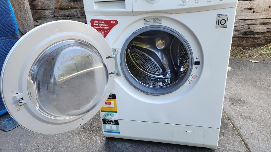 Second-hand LG 7kg Front Load Washing Machine - Photo 3)