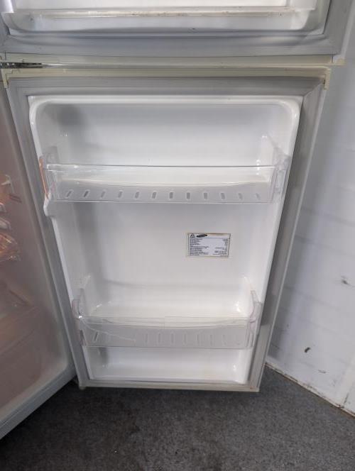 Second-hand Samsung 223L Top Mount Fridge - Photo 3)