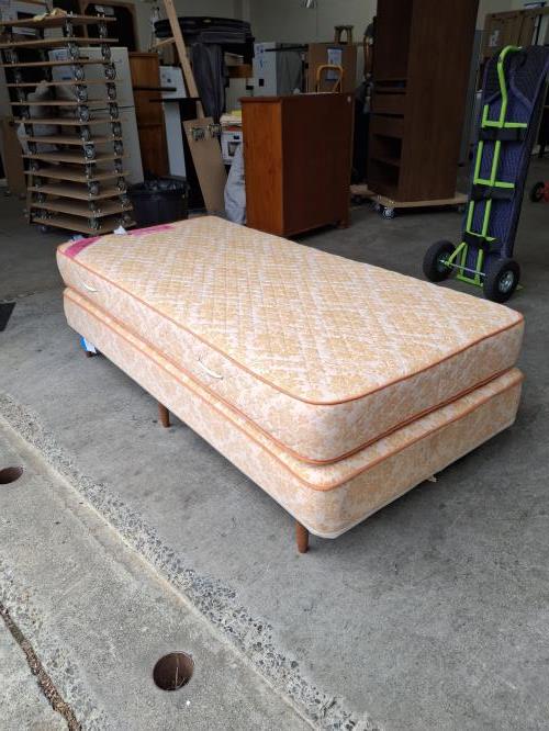 Second-hand Single Bed Base with matching Mattress - Photo 3)