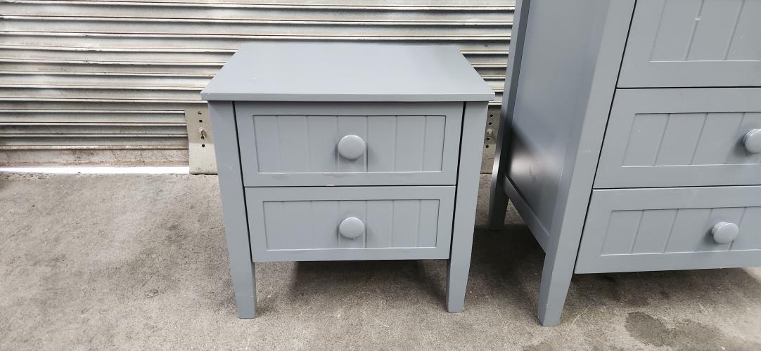 Second-hand Chest of 4 Drawers with matching Bedside Table - Photo 3)