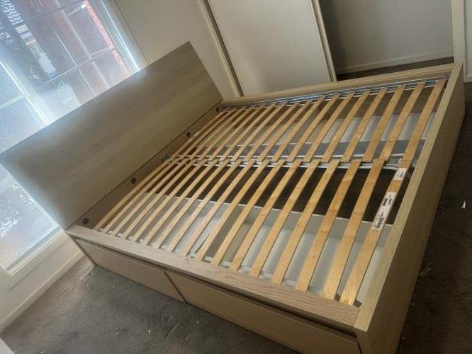 Second-hand King Bed with 4 Under Bed Storage Drawers - Photo 3)