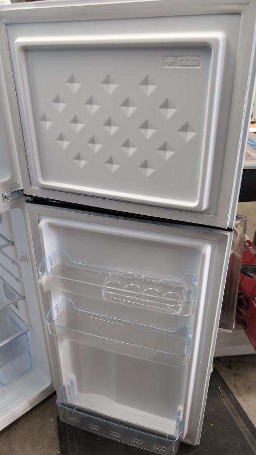 Second-hand Chiq 118L Top Mount Fridge - Photo 3)