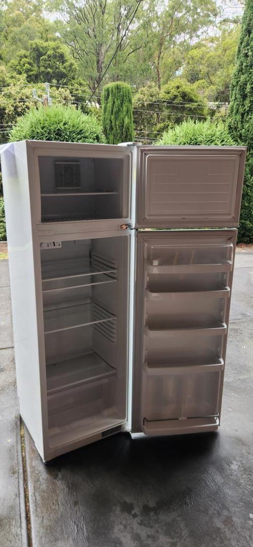 Second-hand Fisher & Paykel 248L Top Mount Fridge - Photo 3)