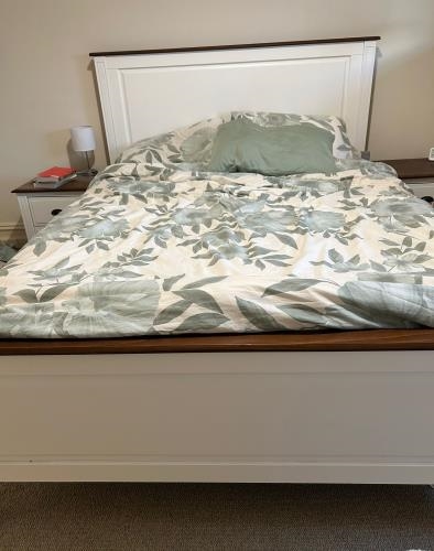 Second-hand Queen Size Bed Frame - Photo 3)