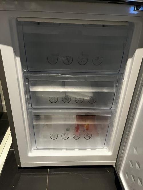 Second-hand Chiq 251L Bottom Mount Fridge - Photo 4)