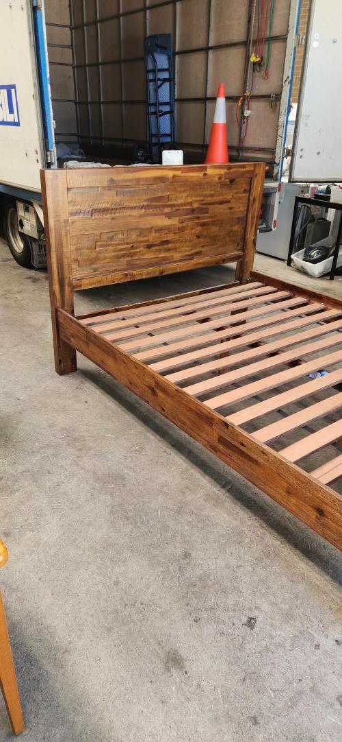 Second-hand Queen Size Bed Frame - Photo 4)