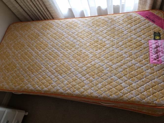 Second-hand Single Bed Base with matching Mattress - Photo 4)