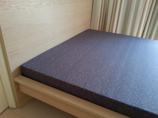 Second-hand Dunlop Queen Mattress (Bedframe not included) - Photo 4)