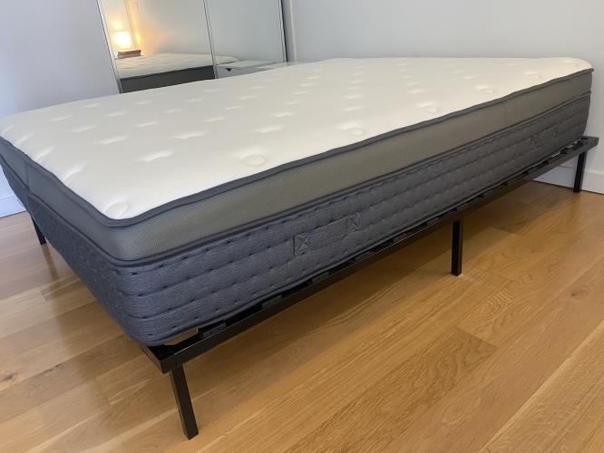 Second-hand Queen Size Bed Frame - Photo 4)